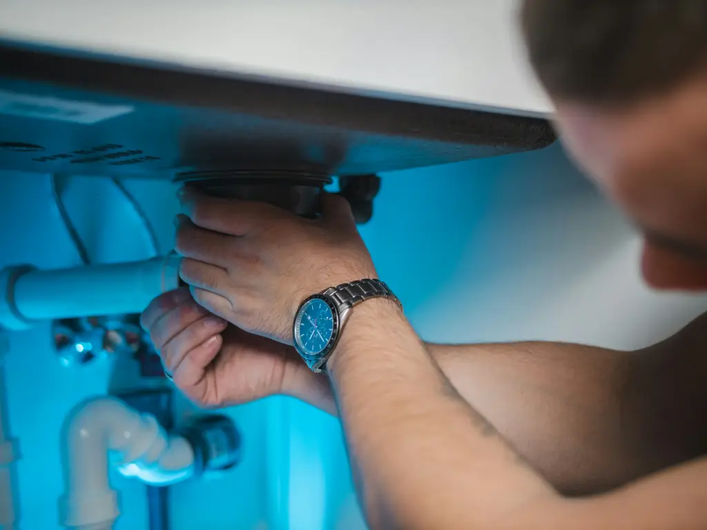Lavabo altındaki tesisat bağlantısını onaran usta